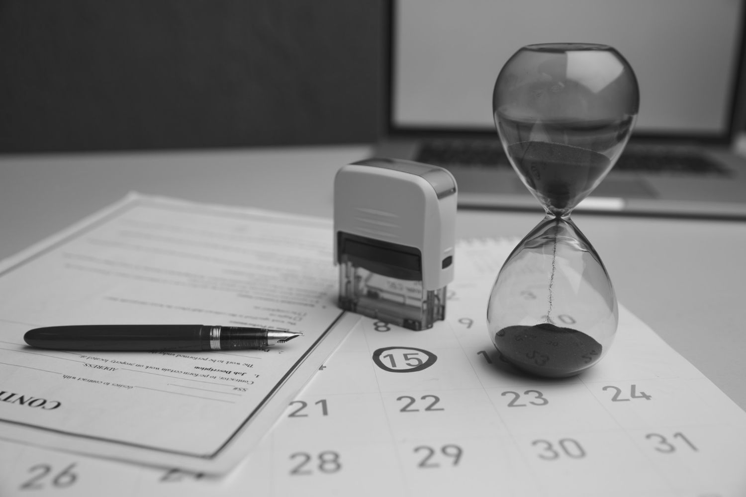 pessoa com calendário e ampulheta, em referência a restrospectiva da SW